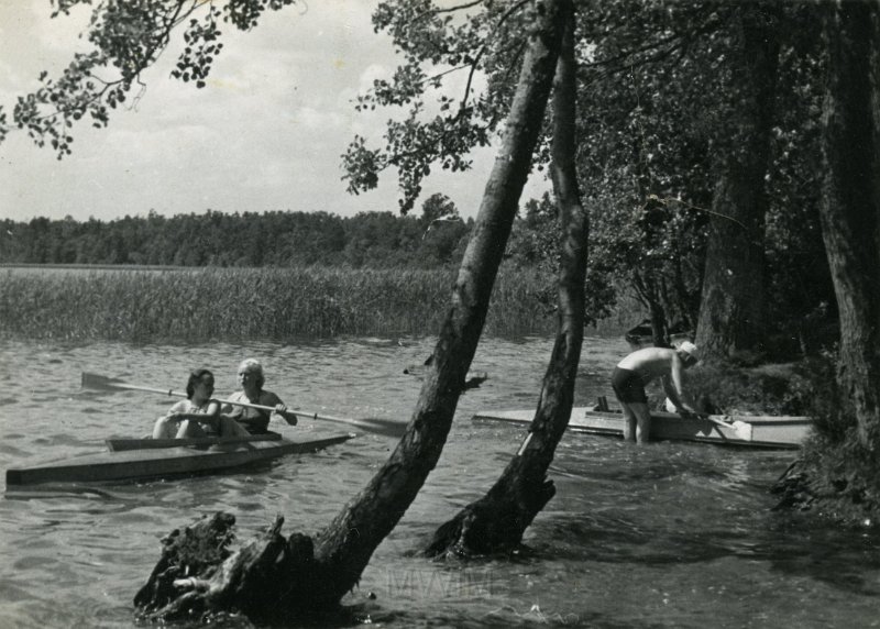 KKE 4993.jpg - Fot. Grupowa na kajakach. Nad jeziorem Świteź, Miratycze, lata 30-te XX wieku.
